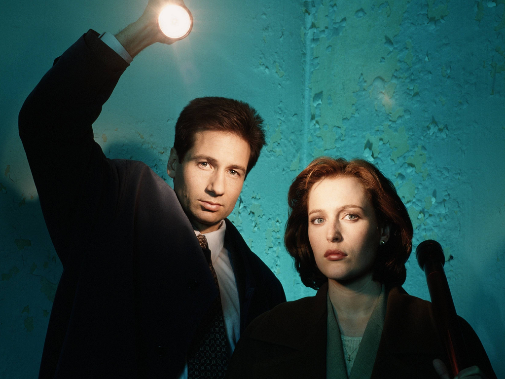 dana scully fox mulder with flashlights
