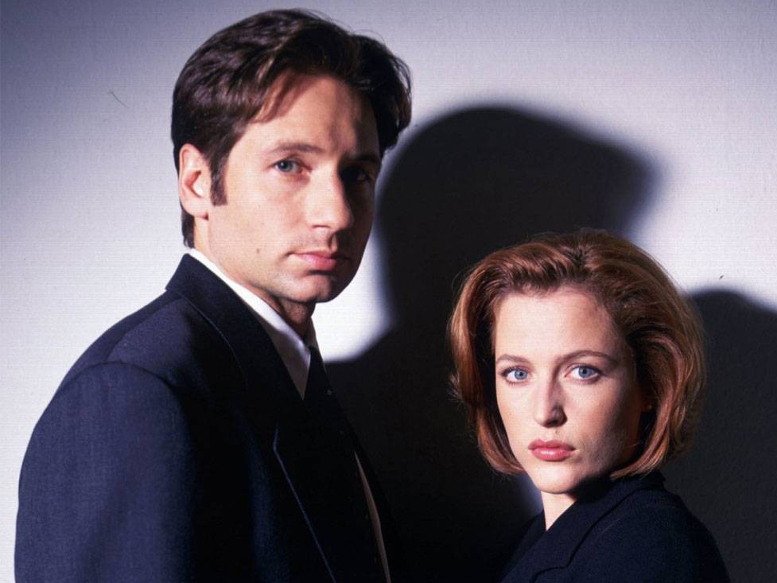 fox mulder dana scully with shadows