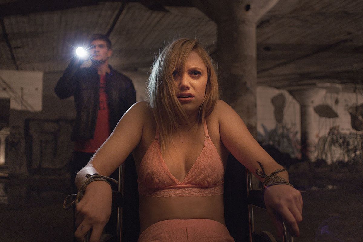 it follows Maika Monroe Keir Gilchrist