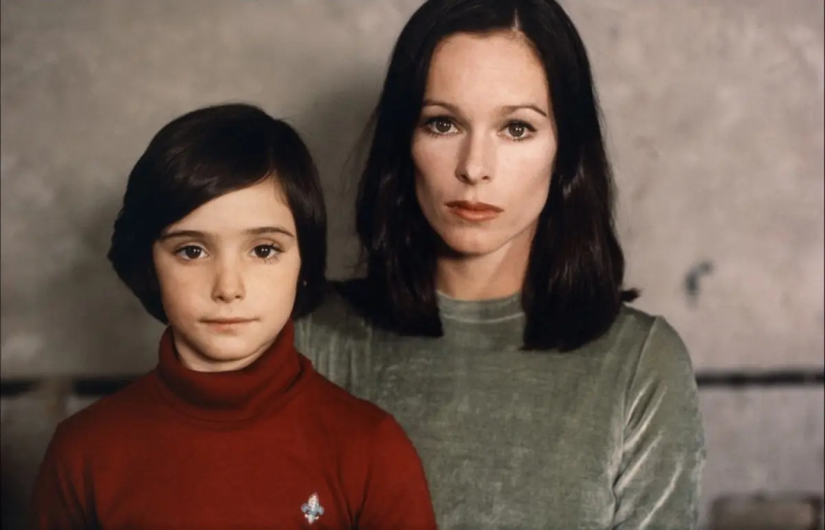 Cría cuervos, Raise Ravens, Ana Torrent, Geraldine Chaplin