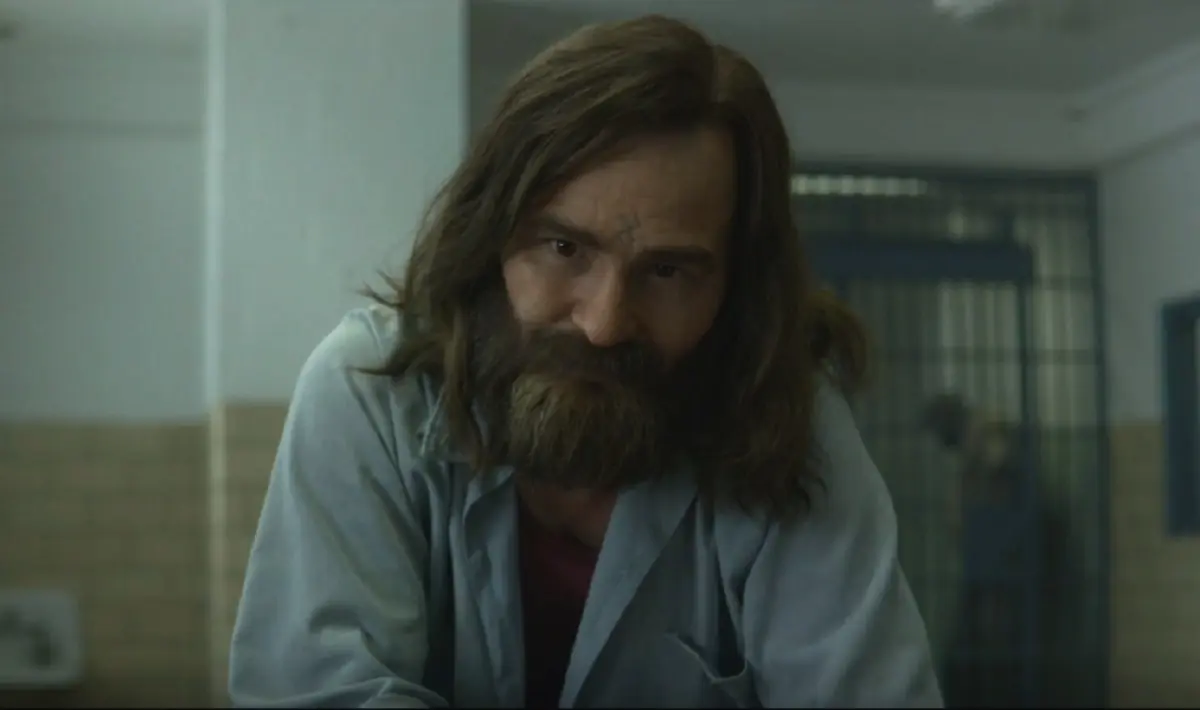 Damon Herriman as Charles Manson in the series Mindhunter