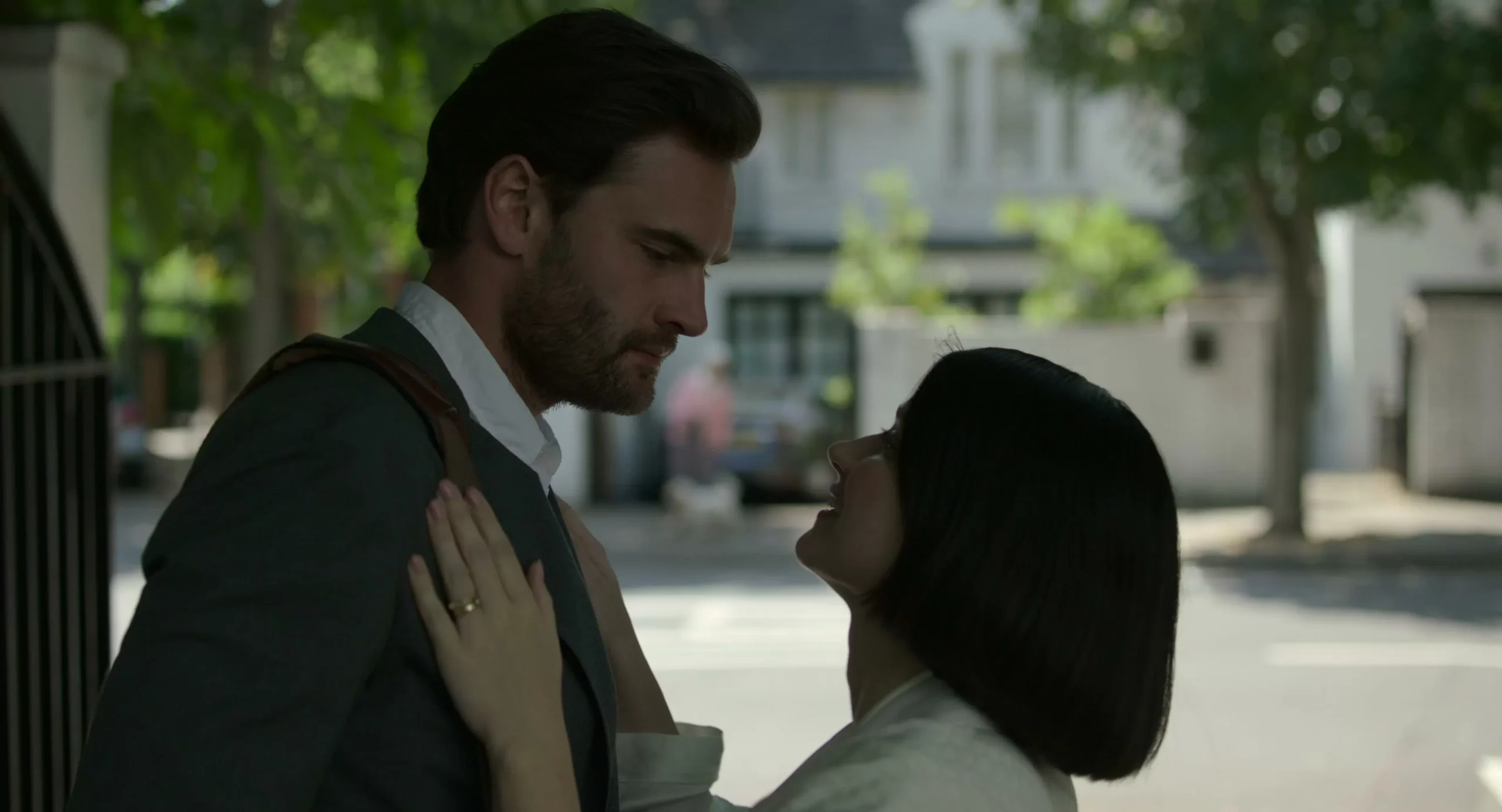 BEHIND HER EYES, Eve Hewson, Tom Bateman
