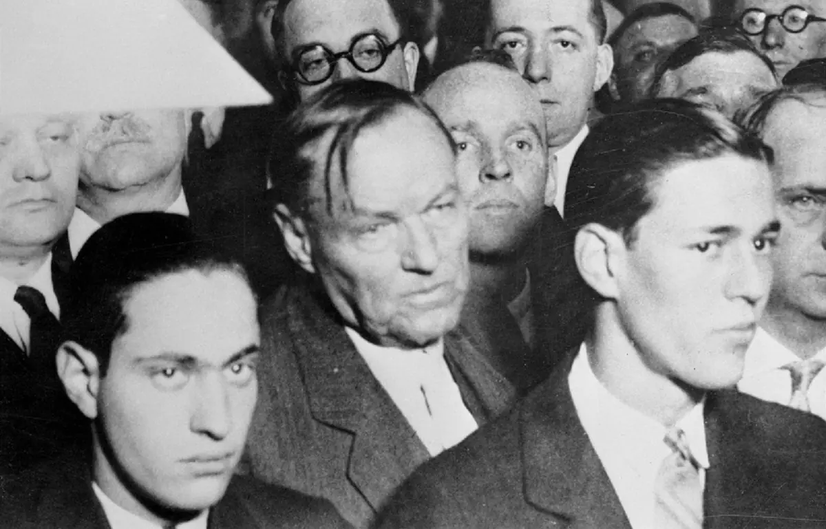 Leopold and Loeb in the company of their lawyer, Clarence Darrow (center)