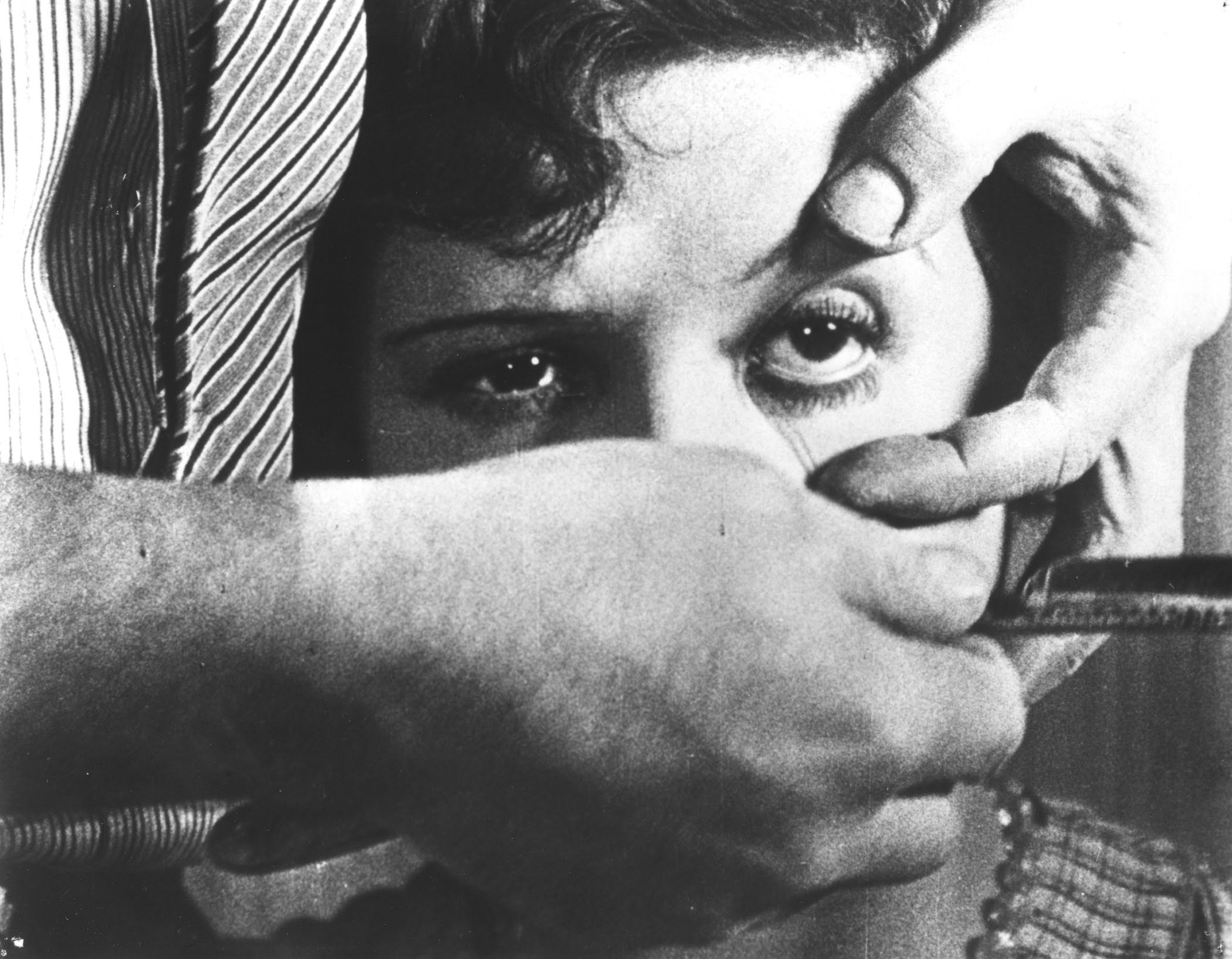 UN CHIEN ANDALOU AN ANDALUSIAN DOG
