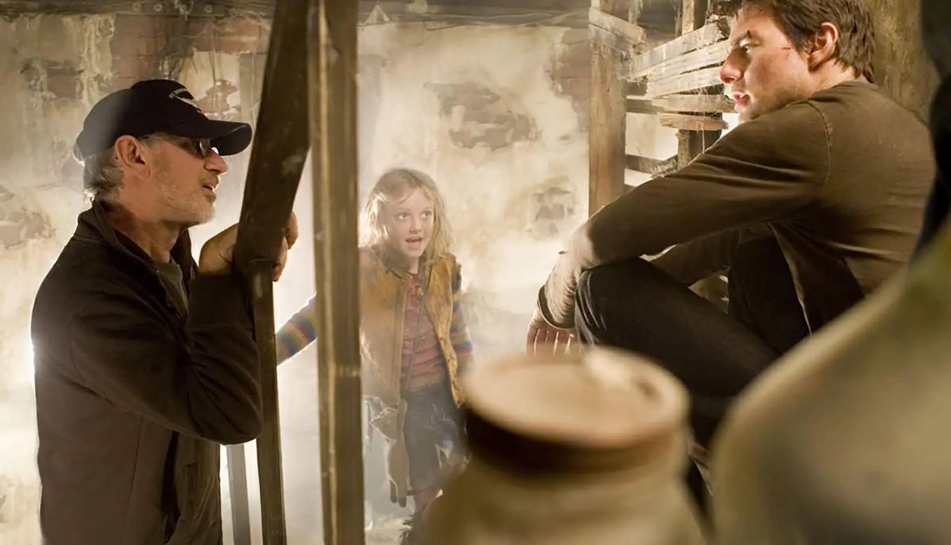 Steven Spielberg, Dakota Fanning and Tom Cruise on the set of War of the Worlds
